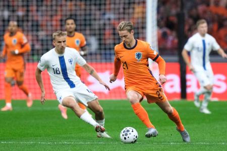 攻め込むオランダの選手(右)=12日、アムステルダム(AP=共同)