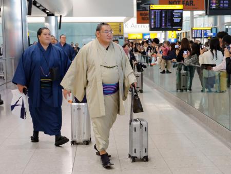 大相撲のロンドン公演のため、英ヒースロー空港に到着した豊昇龍(手前)ら=12日、ロンドン(共同)