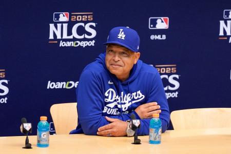 記者会見に臨むドジャースのデーブ・ロバーツ監督=12日、ミルウォーキー(AP=共同)