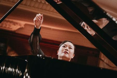 　第１９回ショパン国際ピアノ・コンクールの２次予選で演奏する桑原志織さん＝１０日、ワルシャワ（（Ｃ）Ｗ．Ｇｒｚｅｄｚｉｎｓｋｉ／ＮＩＦＣ提供・共同）
