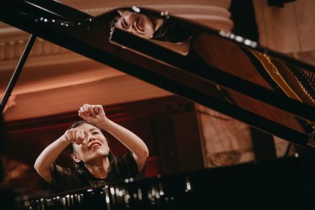 　第１９回ショパン国際ピアノ・コンクールの２次予選で演奏する進藤実優さん＝１２日、ワルシャワ（（Ｃ）Ｋ．Ｓｚｌｅｚａｋ／ＮＩＦＣ提供・共同）