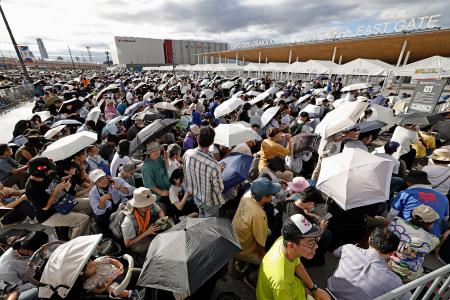 　閉幕日、開場前に東ゲートに並ぶ大勢の人たち＝１３日午前、大阪市此花区の夢洲