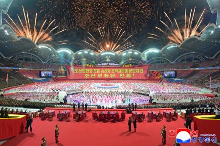 　平壌のメーデースタジアムで行われたマスゲームと芸術公演＝１２日（朝鮮中央通信＝共同）