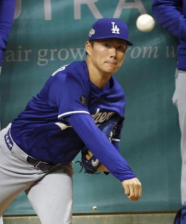 ブルペンで投球するドジャース・山本=ミルウォーキー(共同)