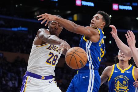 　ウォリアーズとのオープン戦でルーズボールを競り合うレーカーズの八村塁（左）＝１２日、ロサンゼルス（ＡＰ＝共同）