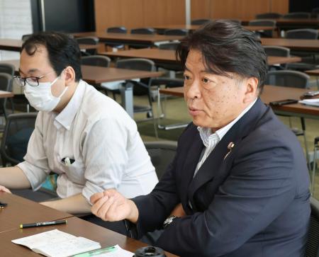 佐賀県弁護士会から意見聴取する共産党の仁比聡平参院議員(手前)=13日午前、佐賀市