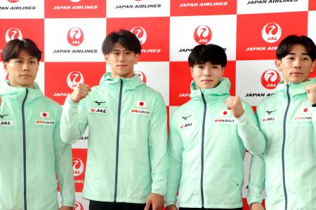 出発前にポーズをとる(右2人目から)岡慎之助、橋本大輝ら=13日、成田空港