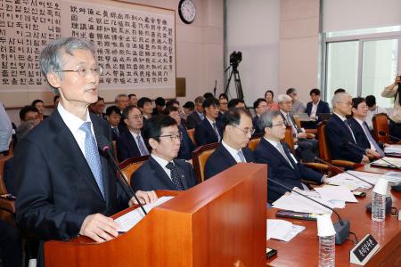 韓国国会で開かれた国政監査に出席した最高裁のチョ喜大長官(左端)=13日、ソウル(聯合=共同)