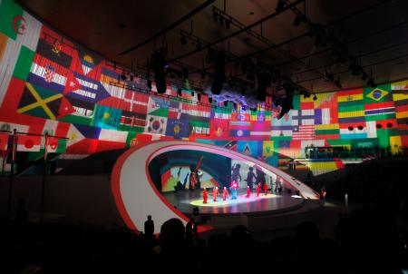 閉会式で披露されたパフォーマンス＝１３日午後、大阪市此花区の夢洲