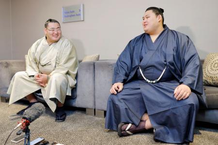 取材に応じる大相撲の大の里（右）、豊昇龍の両横綱＝１３日、ロンドン（共同）