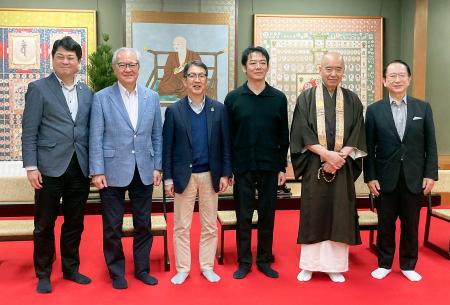 高野山で開かれたフォーラムで、持続可能な社会の実現に向けた課題を議論したＪＥＲＡの奥田久栄社長（左から３人目）ら産学官の有識者＝１３日午後、和歌山県高野町