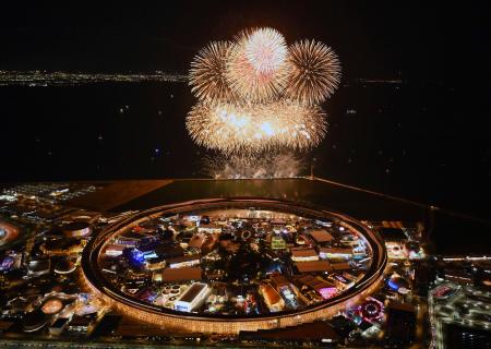 閉幕日を迎えた大阪・関西万博の会場で打ち上げられた花火=13日午後6時40分、大阪市此花区の夢洲(共同通信社ヘリから)