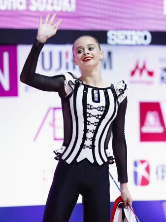 新体操イオン・カップ世界クラブ選手権の個人総合で優勝したウクライナのタイシア・オノフリチュク=13日、東京体育館