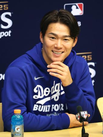 記者会見で質問に答えるドジャース・山本=ミルウォーキー(共同)