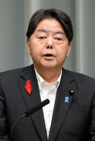 記者会見する林官房長官＝１４日午前、首相官邸