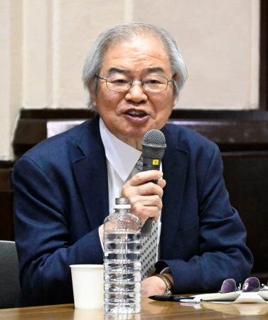 　「第３０回若山牧水賞」の受賞者について記者会見する選考委員の伊藤一彦さん＝１４日午前、宮崎市