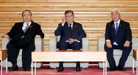 閣議に臨む（左から）村上総務相、石破首相、中谷防衛相＝１４日午前、首相官邸