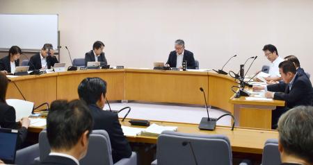 　三重県が全国初となる罰則付きカスハラ防止条例の制定に向け、基本方針案を示した県議会の委員会＝１４日午前