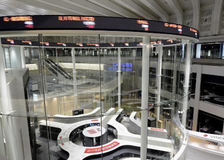 　東京証券取引所の電光掲示板