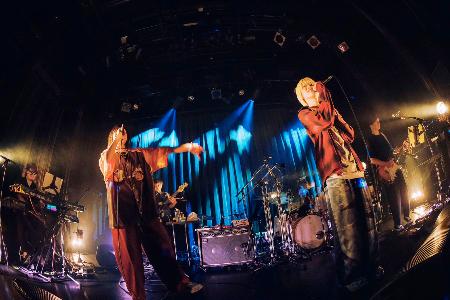 　汐れいら（左）のライブにゲスト出演した「ねぐせ。」のりょたち＝東京都渋谷区の「ＷＷＷＸ」（撮影・ｇｏｔｏ　ｓｏｔａｒｏ）