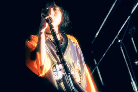 　パフォーマンスする汐れいら＝東京都渋谷区の「ＷＷＷＸ」（撮影・ｇｏｔｏ　ｓｏｔａｒｏ）