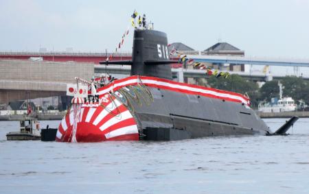 　川崎重工業神戸工場で開かれた新造潜水艦「そうげい」の進水式＝１４日正午ごろ、神戸市中央区