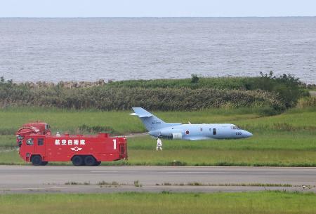 滑走路を逸脱した航空自衛隊新潟救難隊所属のU125A救難捜索機=9月19日、新潟空港
