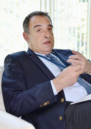 インタビューに答えるフランスのフィリップ・セトン駐日大使