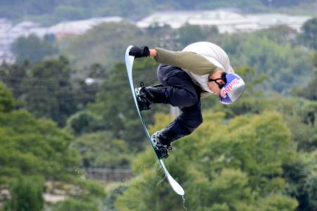 練習するスノーボード男子の荻原大翔=宮城県村田町