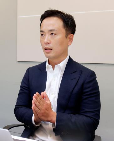 インタビューに応じるメルカリの迫俊亮執行役員