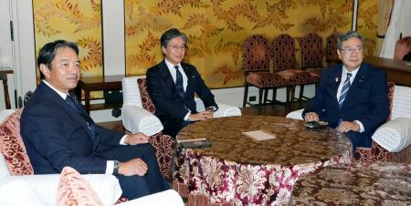 会談に臨む(左から)国民民主党の榛葉幹事長、立憲民主党の安住幹事長、日本維新の会の中司幹事長=14日午後、国会