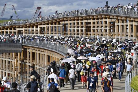 閉幕日、大勢の来場者でにぎわう大阪・関西万博の大屋根リング＝１３日、大阪市此花区の夢洲