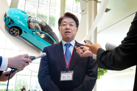 小米科技(シャオミ)のEV工場を視察後、取材に応じる東京都日中友好議員連盟協議会の東村邦浩会長=14日、北京(共同)