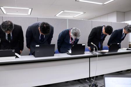 記者会見で謝罪する茨城県教育委員会の幹部ら=14日午後、茨城県庁