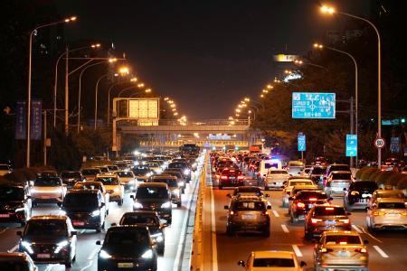 北京市内を走る車=9月(共同)