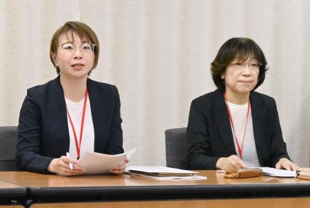 100自治体の「待機児童」数を発表する「保育園を考える親の会」の幹部=14日午後、東京都千代田区