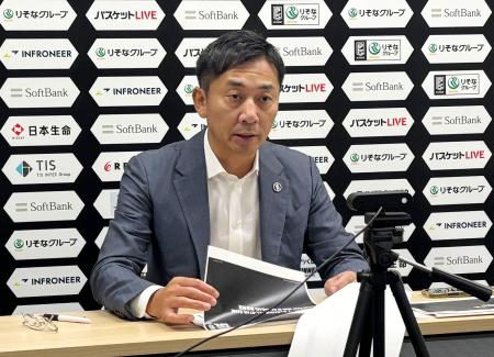 記者会見するBリーグの島田慎二チェアマン=14日、東京都文京区