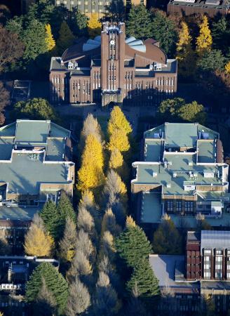 東京大学本郷キャンパス内にある安田講堂(中央上)