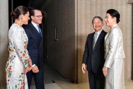 　スウェーデンのビクトリア皇太子と夫を出迎えられる天皇、皇后両陛下＝１４日夜、皇居・御所（宮内庁提供）