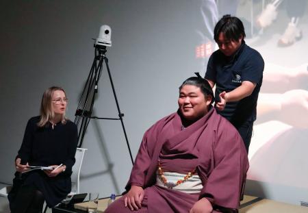 14日、ロンドンの「ジャパン・ハウス」でのイベントで大銀杏を披露した伯桜鵬(共同)