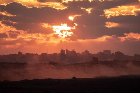 14日、パレスチナ自治区ガザとイスラエルの境界付近=イスラエル南部スデロト(ゲッティ=共同)
