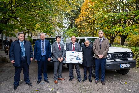 １４日、キーウで、土壌採取用の車両などの機器の供与式に出席した中込正志駐ウクライナ大使（右から２人目）ら（共同）