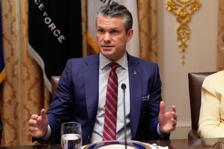 米ホワイトハウスで話すヘグセス国防長官＝１４日、ワシントン（ＡＰ＝共同）