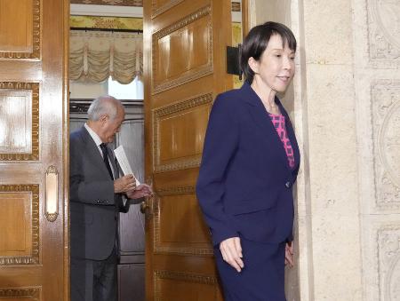 　１０日、公明党の斉藤代表との会談を終えた自民党の高市総裁。奥は鈴木幹事長＝国会