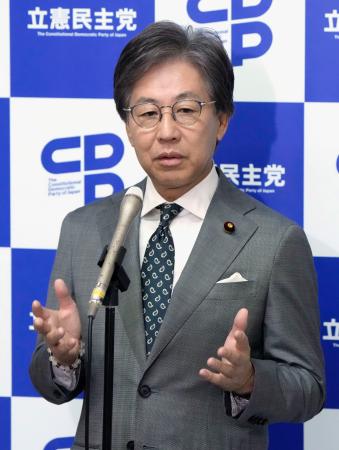 　記者団の取材に応じる立憲民主党の安住幹事長＝１５日午前、国会