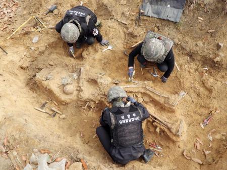 ２０２０年に南北非武装地帯で韓国側が行った遺骨発掘（韓国政府提供・聯合＝共同）