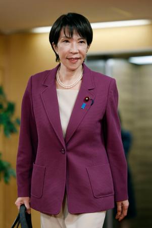 自民党本部に入る高市総裁＝１５日午前、東京・永田町