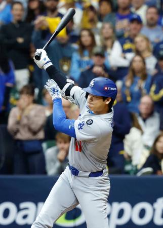 ブルワーズ戦の7回、右前適時打を放つドジャース・大谷=ミルウォーキー(共同)