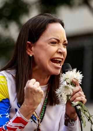 ベネズエラ・カラカスで、支持者に向けて演説する野党指導者マリア・コリナ・マチャド氏=1月(ロイター=共同)