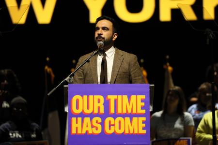 米ニューヨークの集会で演説する市長選候補のゾーラン・マムダニ氏=13日(ゲッティ=共同)